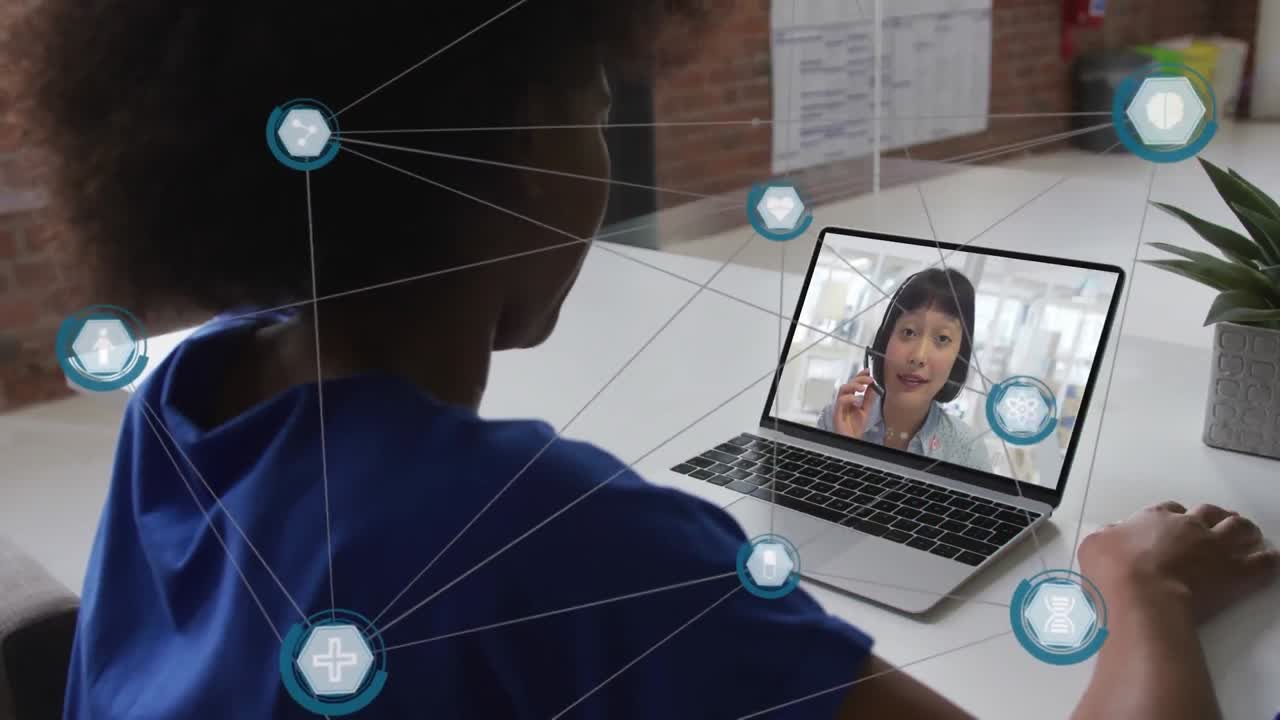 animación de iconos conectados sobre diversas compañeras de trabajo que discuten en videocall