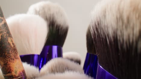 primer plano de los pinceles de maquillaje