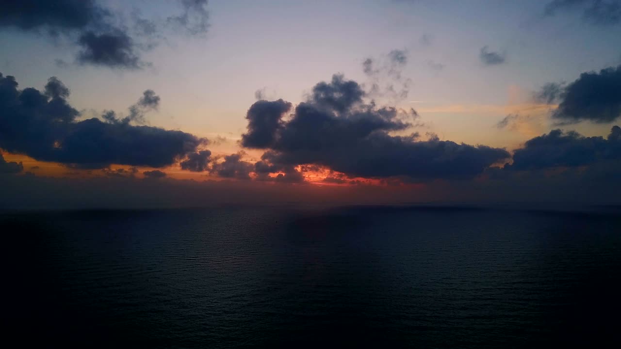 el atardecer rojo sobre el mar mediterráneo. vuelo.