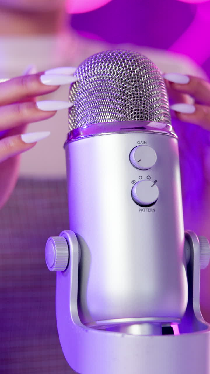 Microphone ASMR with long nails