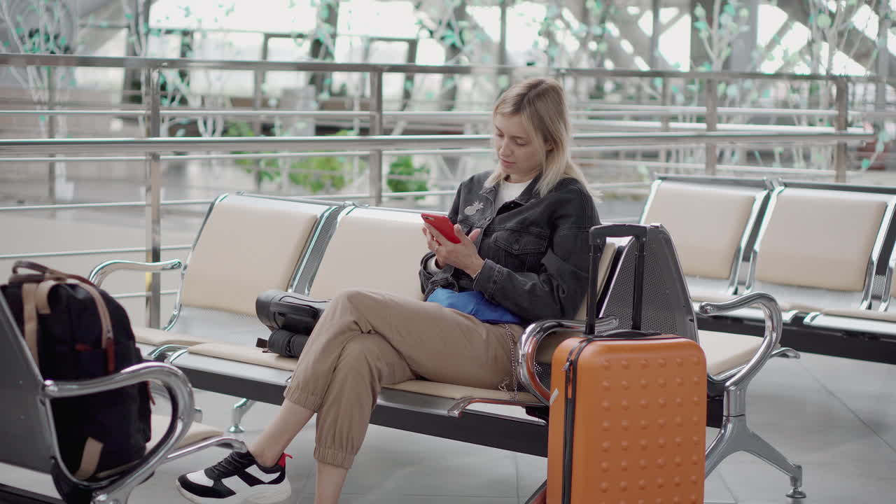 mujer esperando en el aeropuerto