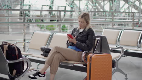 mujer esperando en el aeropuerto