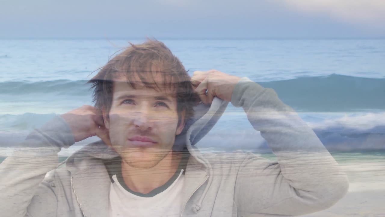 해변 4k에서 후디를 입은 남자