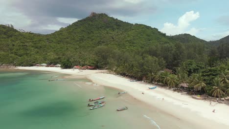 Langschwanzboote-Ankerten-Am-Strand-Im-Bezirk-Koh-Phangan,-Surat-Thani,-Thailand,-Asien