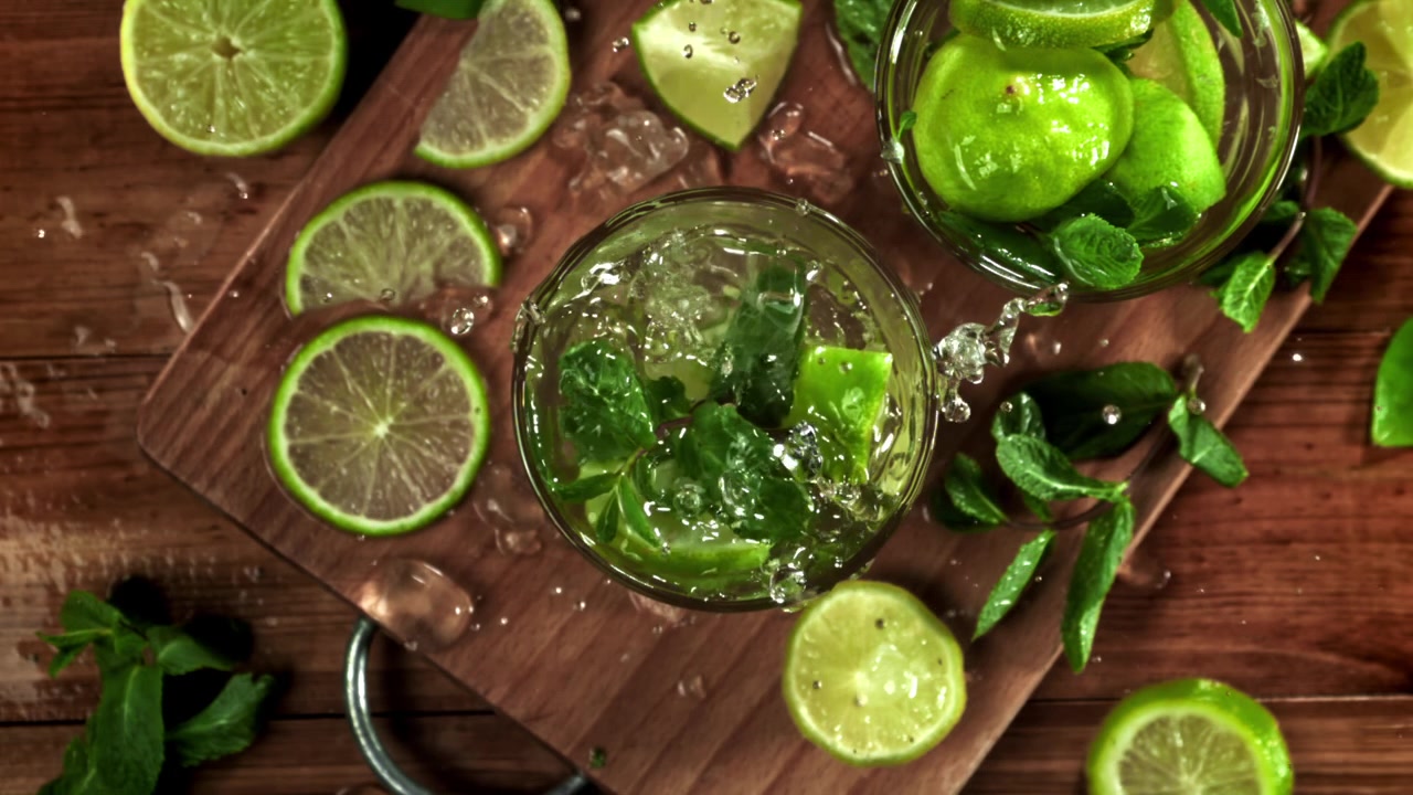 Erittäin hidastettu video jääpaloista roiskumassa virkistävään Mojito-juomaan