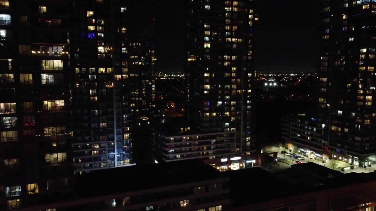 vista aérea de edificios de gran altura en la noche en toronto, ontario, canadá