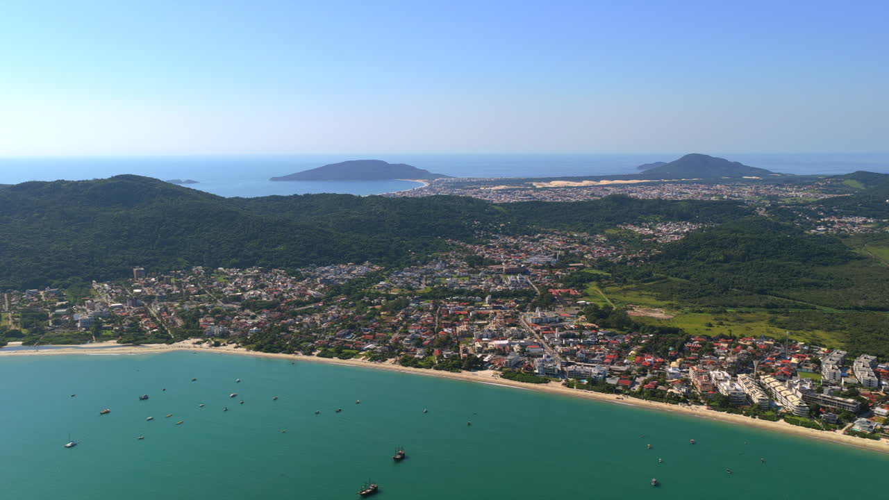 Pemandangan udara kota pesisir dan Pantai Cachoeira do Bom Jesus di Florianopolis, ideal untuk konsep perjalanan dan gaya hidup perkotaan