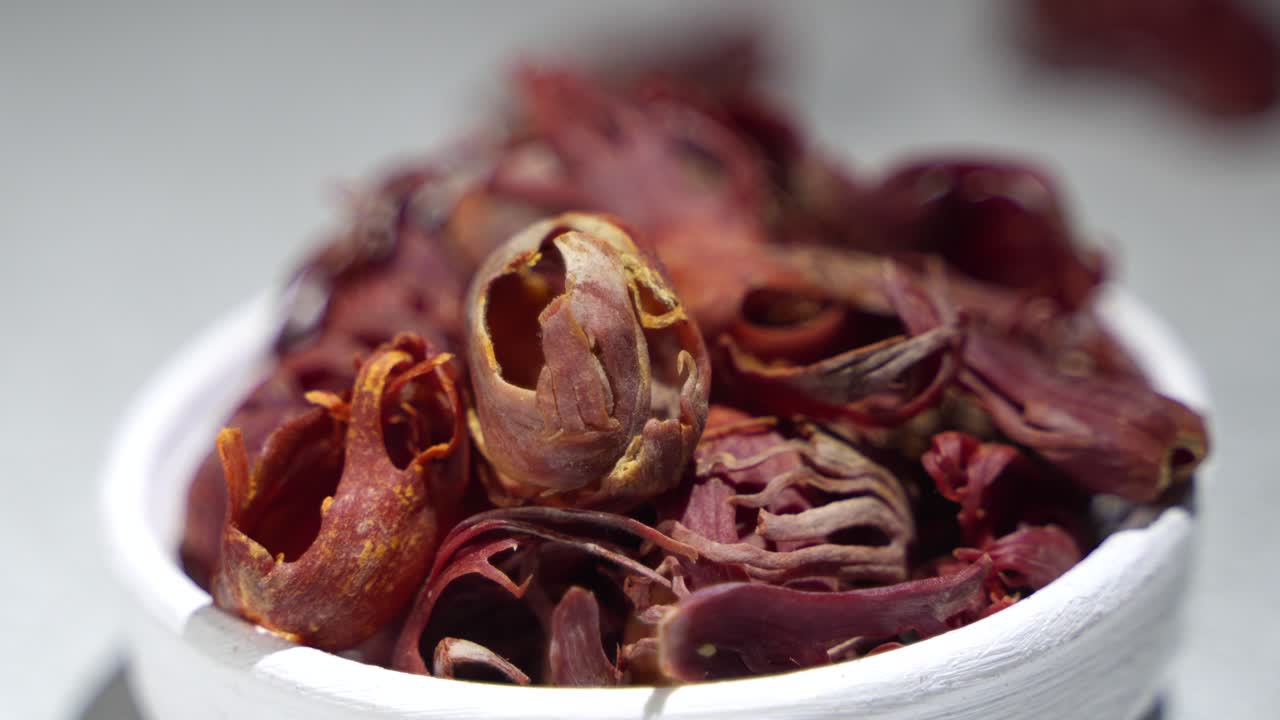 자비트리 (javitri) 는 그 위에 놓인다.