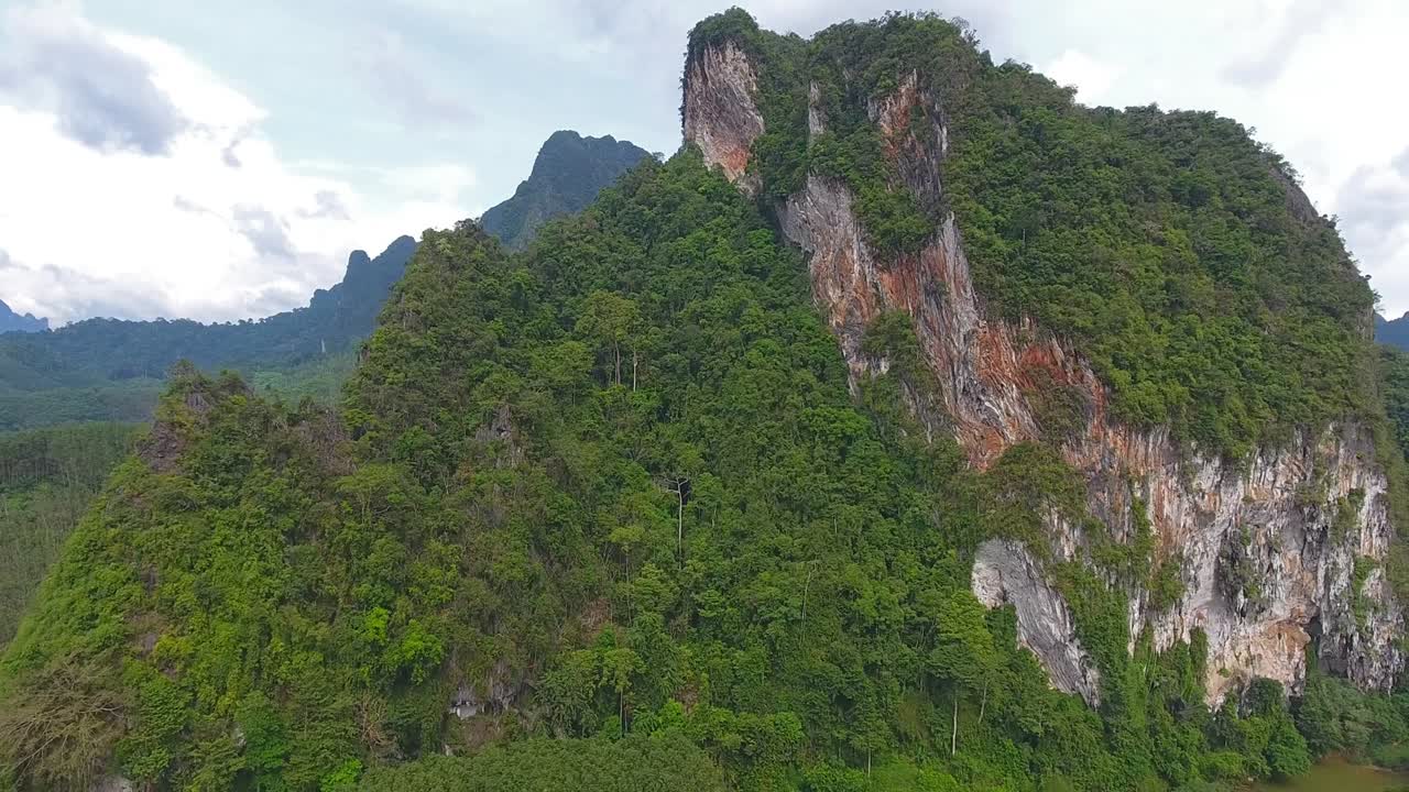 vista aérea de las montañas de khao sok en tailandia