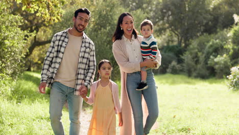 Glücklich,-Wandernd-Und-Familiär-In-Der-Natur