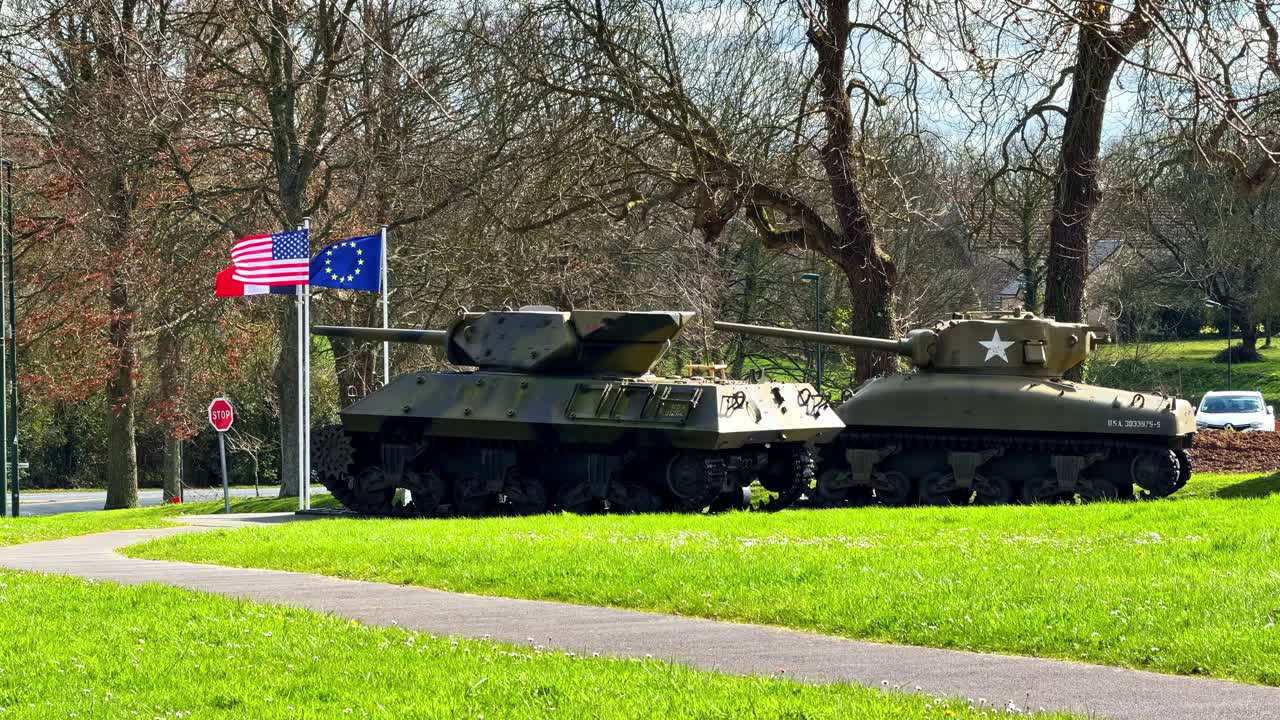 Carri armati M4 Sherman e M10 della Seconda Guerra Mondiale in mostra presso il memoriale del Museo Overlord