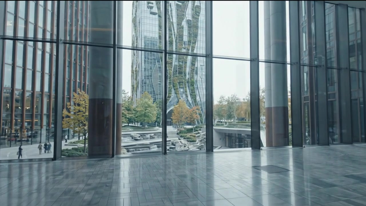 Lobby de Escritório Corporativo Moderno e Interior de Vidro com Vista para o Horizonte da Cidade