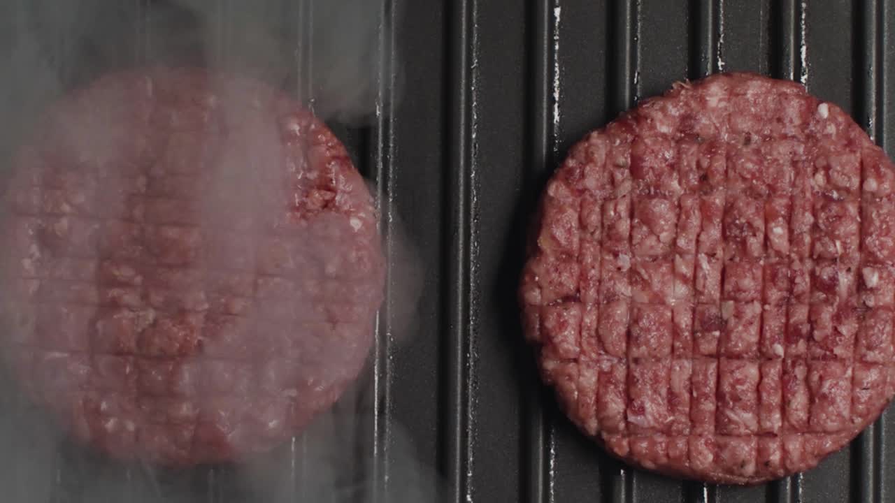 cocinando hamburguesas en una parrilla