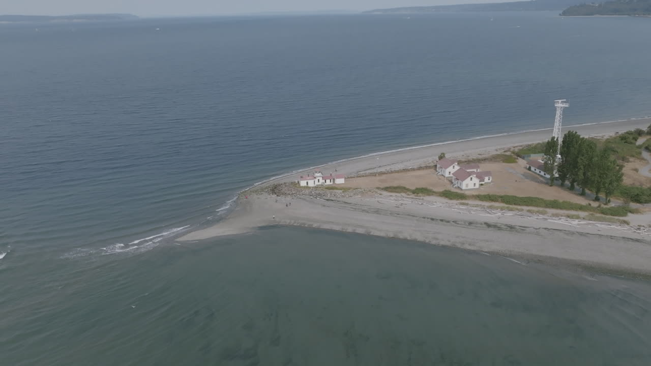 북부 시애틀의 추운 날 웨스트 포인트 등대의 넓은 공중 영상