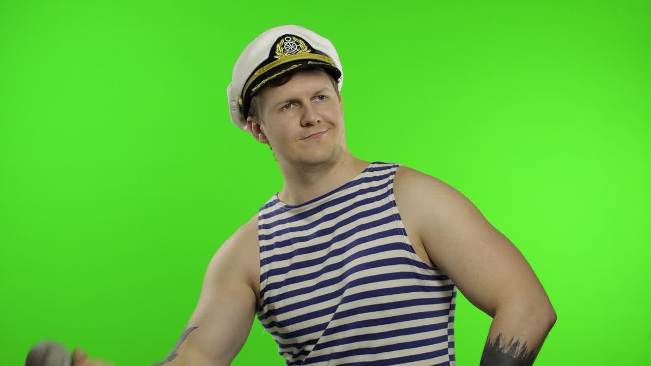 hombre marinero haciendo levantamiento de pesas con manivela. tipo marinero en chaleco de marinero