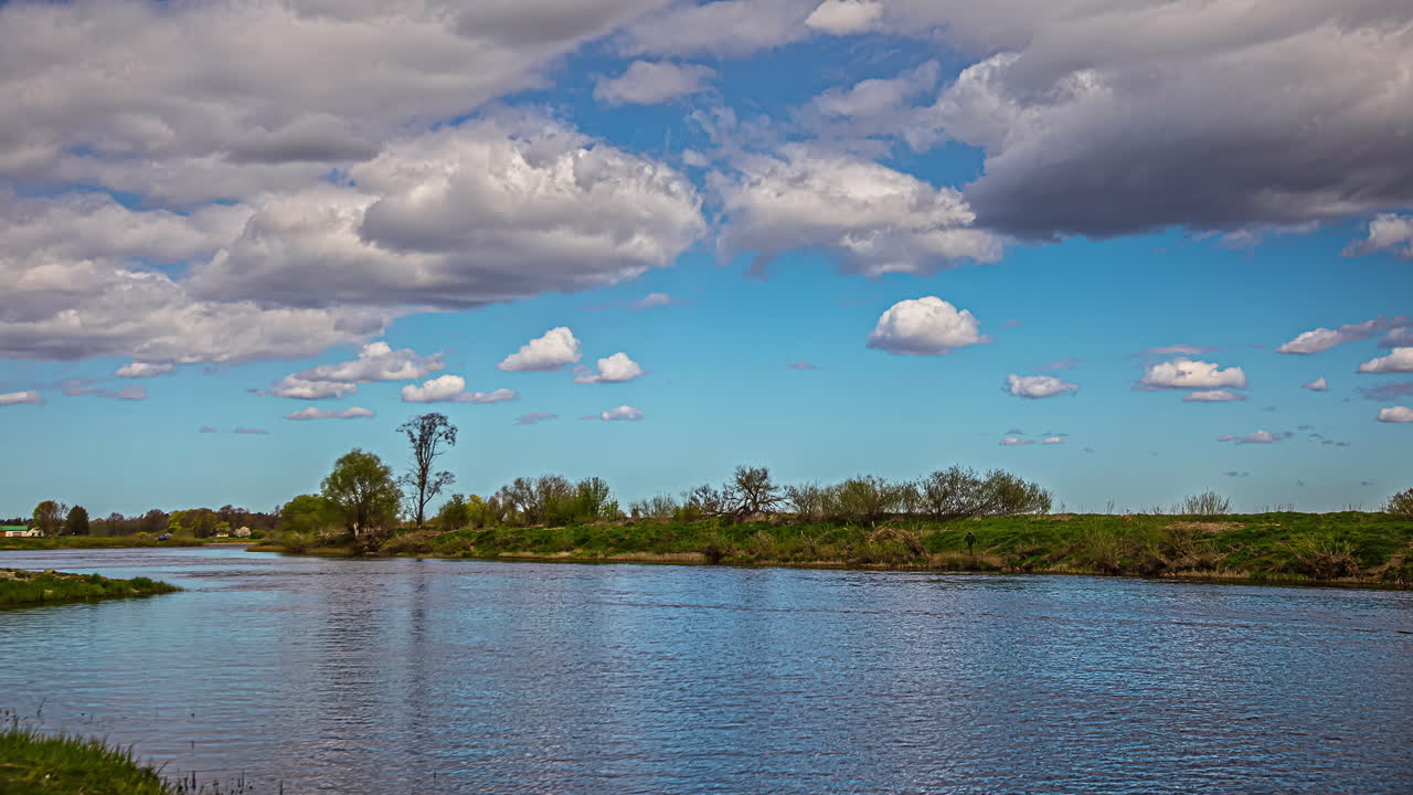어부들이 강변을 따라 바쁘게 낚시를 하고 낮에는 보트를 타고 바쁜 하루를 저속 촬영합니다.