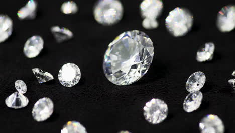 diamantes reales de corte brillante de varios tamaños en el plato giratorio girando en el sentido de las agujas del reloj cerca de dof bajo - piedras preciosas muy valiosas y caras para la moda y las bodas