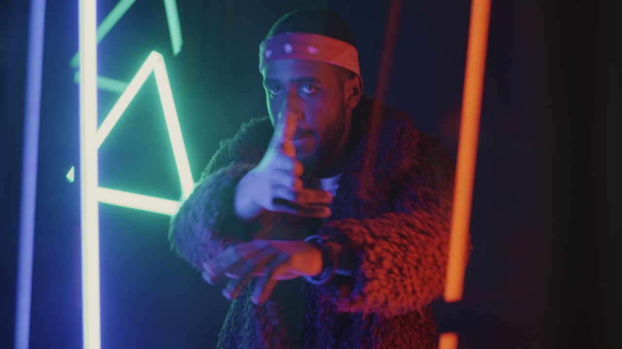 L'uomo con le luci al neon