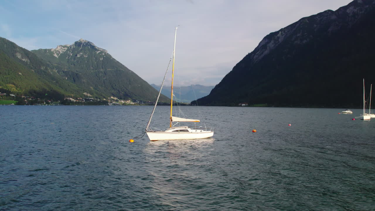 velero de vista aérea flotando en el idílico lago achen en el valle de achen, pertisau, tiro de empuje