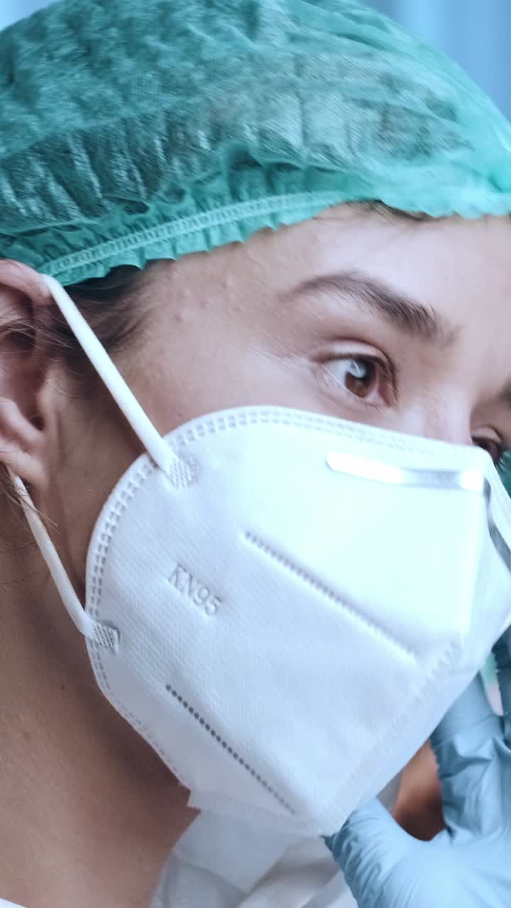 médico que se prepara para un análisis de sangre con atención enfocada en un entorno clínico