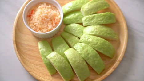 칠리와 소금에 절인 신선한 구아바