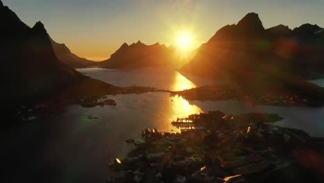 Puesta-De-Sol-Por-La-Tarde-Islas-Lofoten-Noruega.-Reine-Lofoten-Es-Un-Archipiélago-En-El-Condado-De-Nordland,-Noruega.