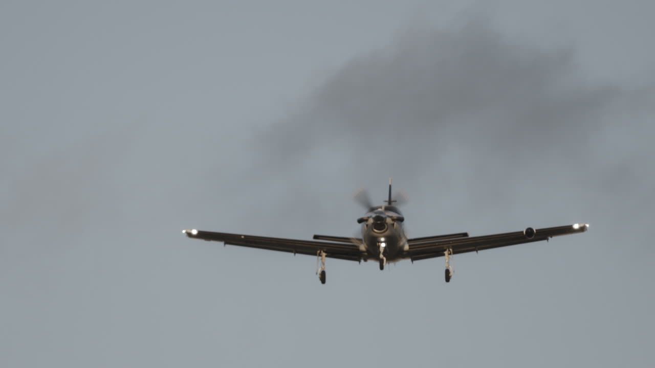 Avión volando en el cielo para aterrizar en el aeropuerto a cámara superlenta al atardecer