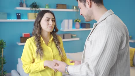 mal aliento. la joven está disgustada porque el aliento de su novio tiene un mal olor.