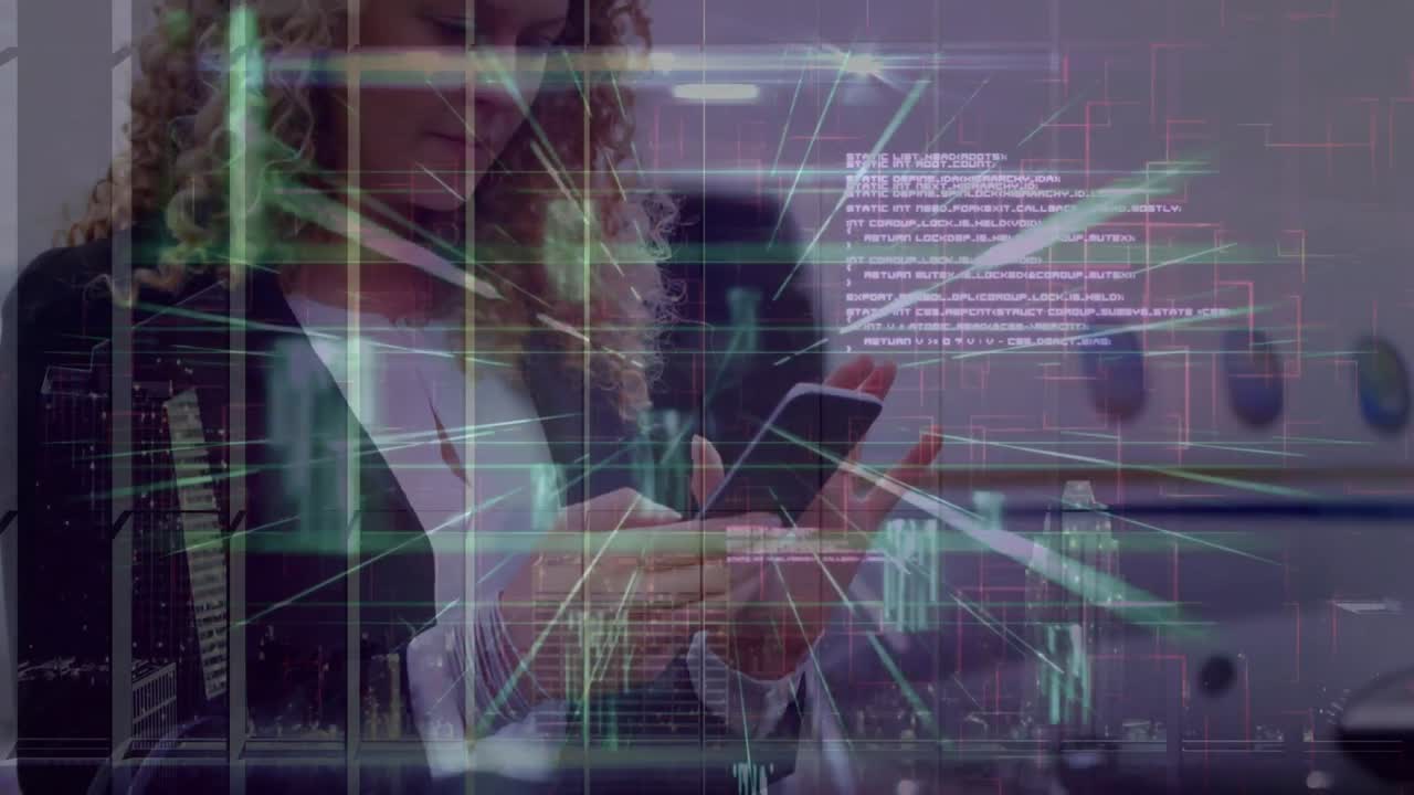 animación de procesamiento de datos en pantallas y líneas sobre mujer biracial usando teléfono inteligente