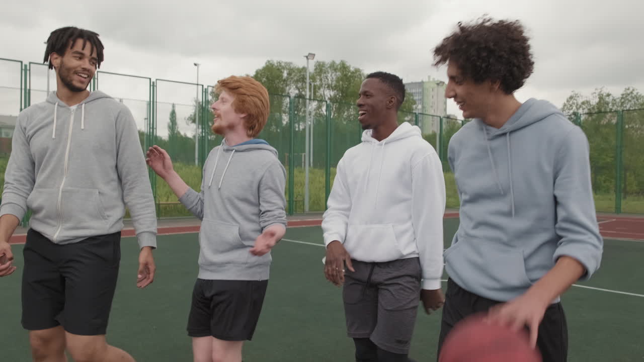 야외 에서 농구 를 하는 남자 들 의 그룹