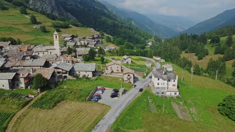 Vista-Panorámica-De-Busca-Cerca-De-Los-Alpes-Cotianos