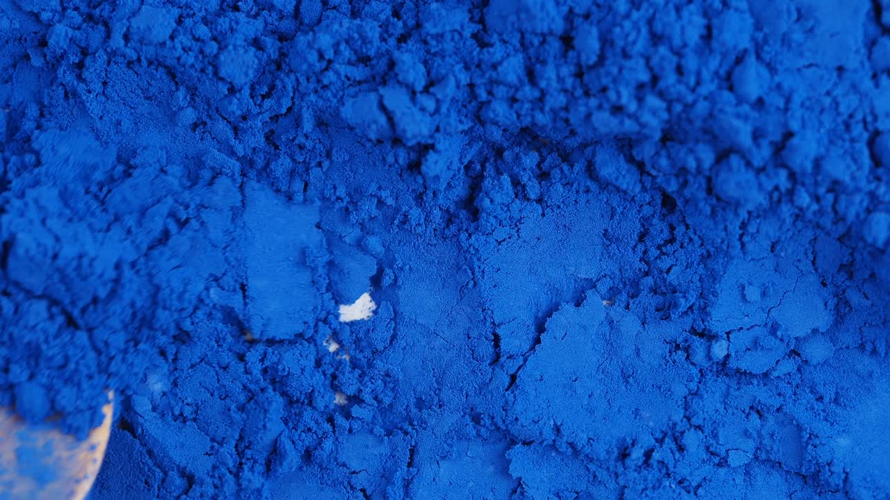 Ahşap Kaşıkla Kepçelenen Canlı Mavi Pigment Tozu