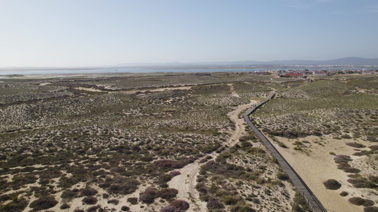 быстрый воздушный полет над пешеходными тропами на сельском острове ила-да-кулатра в португалии