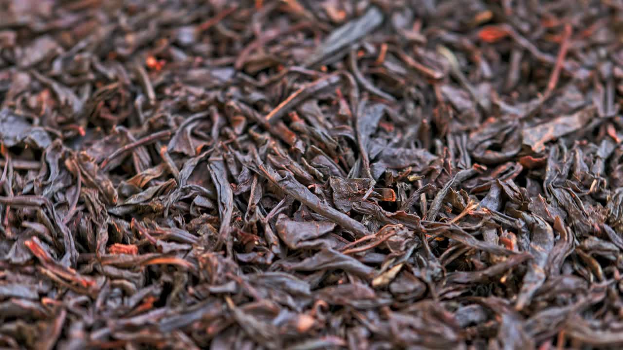 té negro seco en bucle giratorio fondo de primer plano de fotograma completo