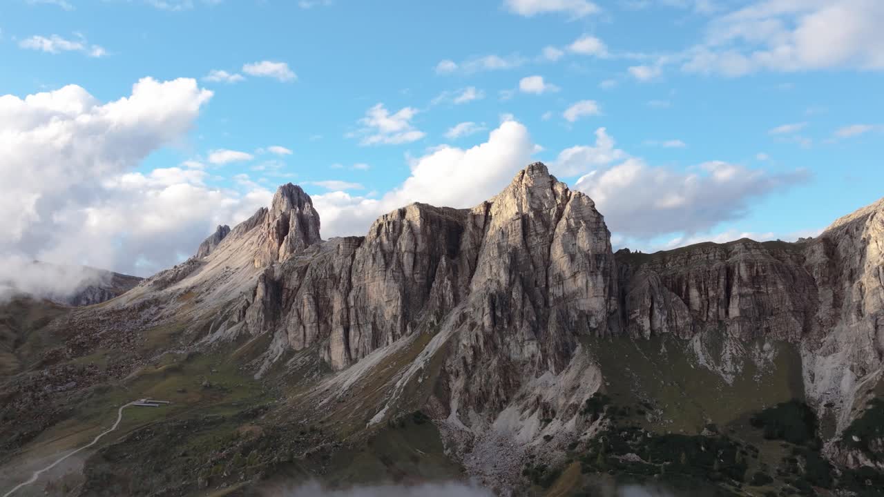 Filmagem aérea cinematográfica em 4K em Col de la Puina - Dolomitas - Itália_06