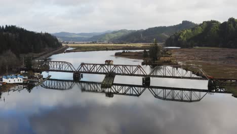 El-Ancho-Río-Siuslaw-Pasa-Por-Debajo-De-La-Estructura-Del-Puente-Ferroviario-De-Acero