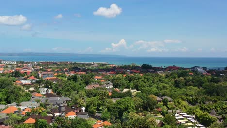 Bunte-Luftlandschaft-Der-Küste-Von-Canggu-Auf-Bali-An-Einem-Sonnigen-Tag