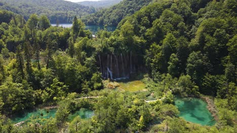 vista del parque nacional de los lagos de plitvice con muchas plantas verdes y hermosos lagos y cascadas en el bosque