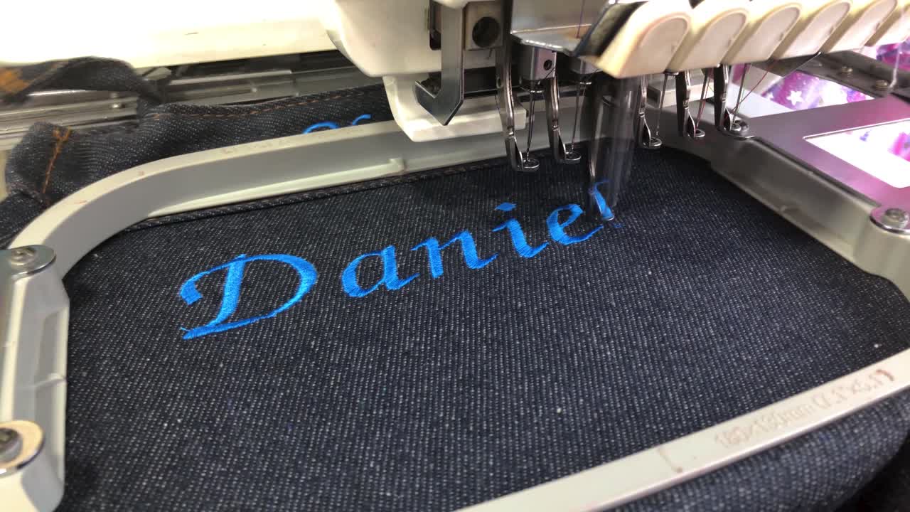 매기 기계를 사용하여 천에 매는 이름 다니엘