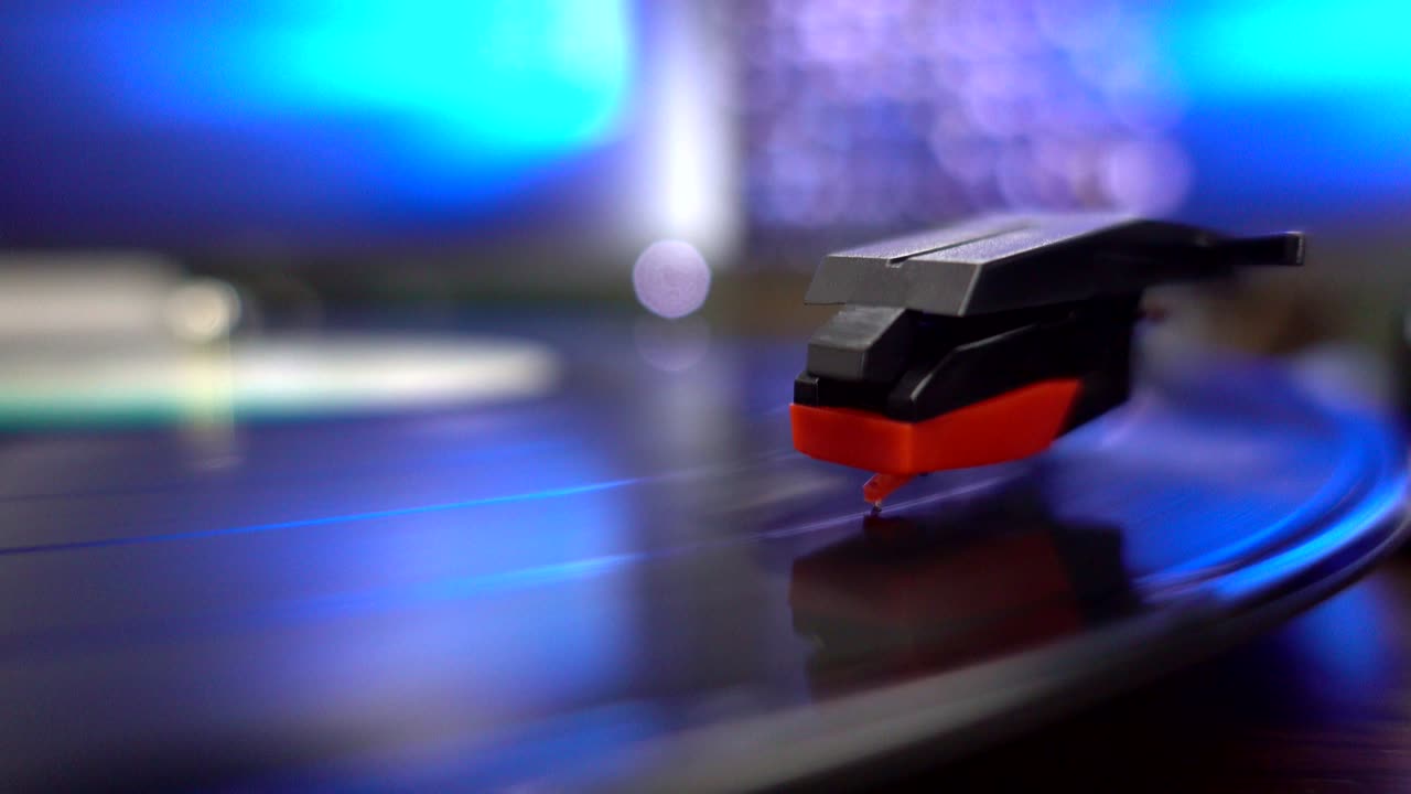 그라모폰 비닐 lp 레코드 또는 녹색 라벨을 가진 포노그래프 레코드에서 스타일러스 모션의 4k uhd 클로즈업 뷰, 블랙 뮤직 롱 플레이 앨범 디스크, 12 인치 33 rpm 스피럴 그루브, 스테레오 사운드 재생.