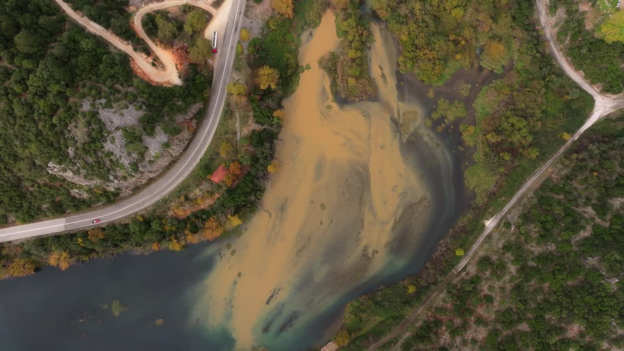Fredelig landsby Thesprotiko, der strækker sig gennem det landlige landskab, Grækenland