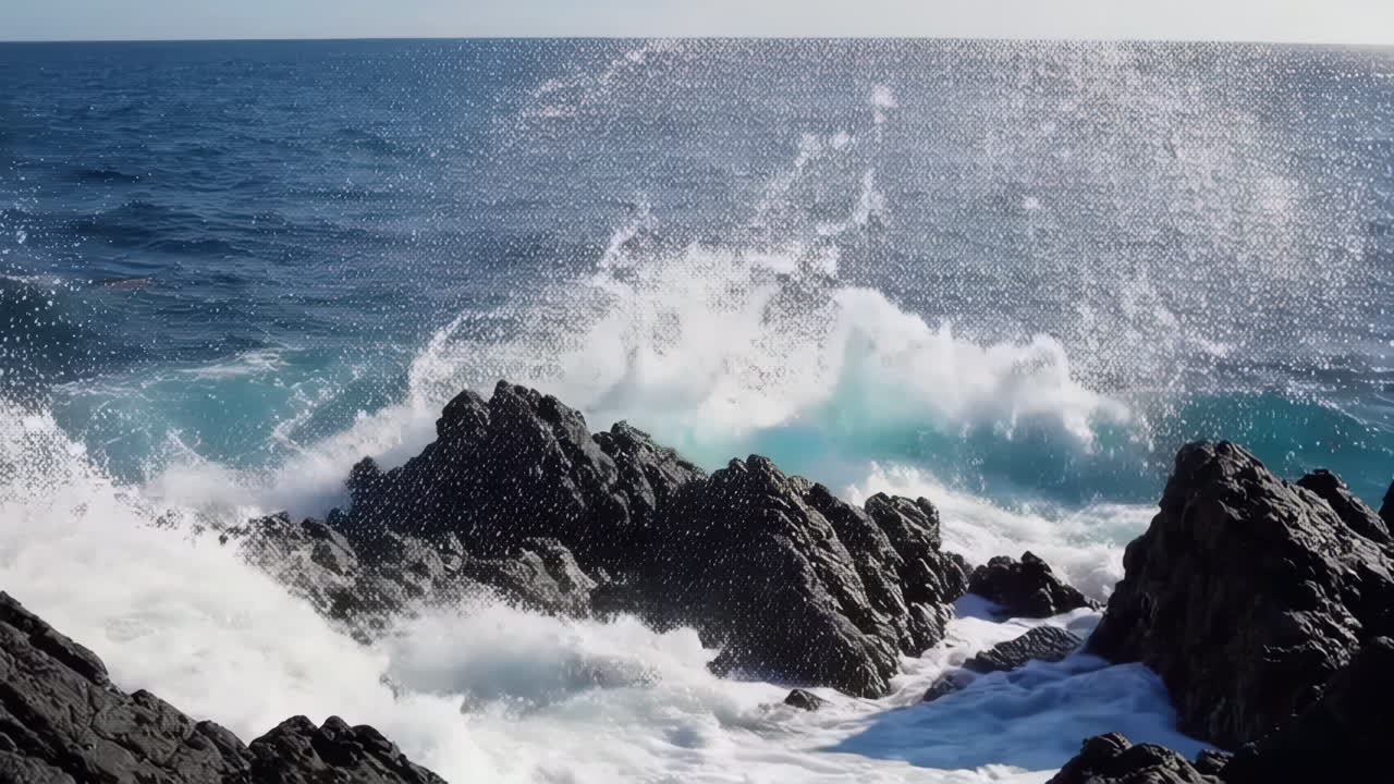 바다의 파도가 바위에 부히고