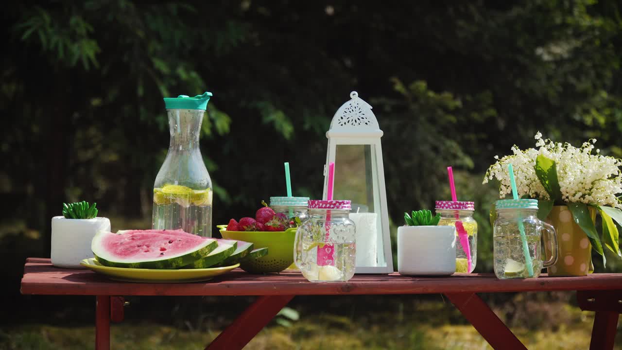 매운 과일 과 맛있는 레모네이드 가 있는 피크닉 테이블