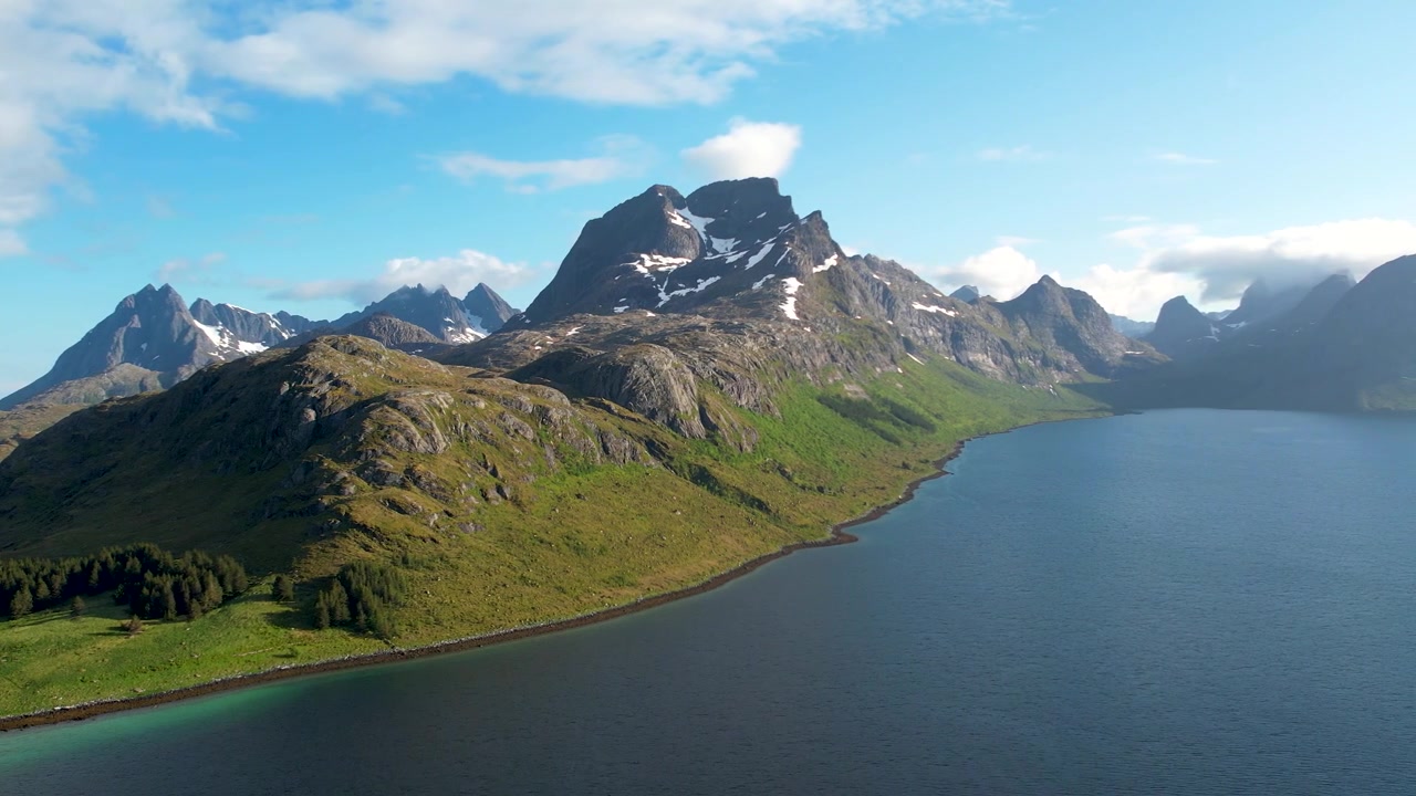Betagende 4K droneoptagelser af Lofoten-øerne, Norge. Inkluderer dramatiske bjerglandskaber, nordisk natur og filmiske luftfotos af Lofoten
