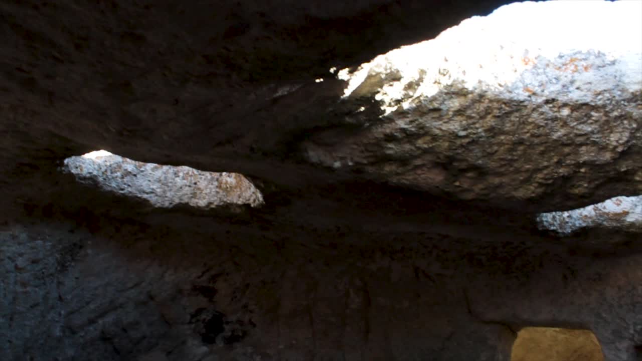 el interior de la estructura de la cueva antigua