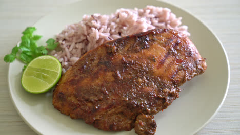 Pollo-Picante-Jamaicano-A-La-Parrilla-Con-Arroz---Estilo-De-Comida-Jamaicana