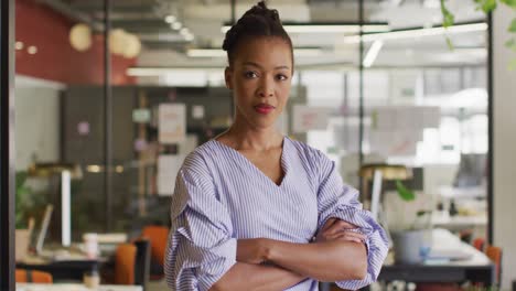 Porträt-Einer-Glücklichen-Afroamerikanischen-Geschäftsfrau,-Die-Im-Büro-In-Die-Kamera-Blickt