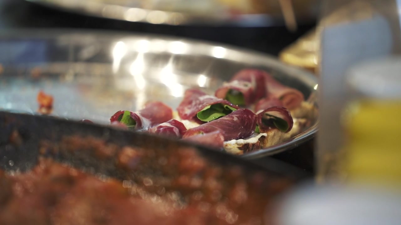 Vista ravvicinata di un vassoio con antipasti di prosciutto.