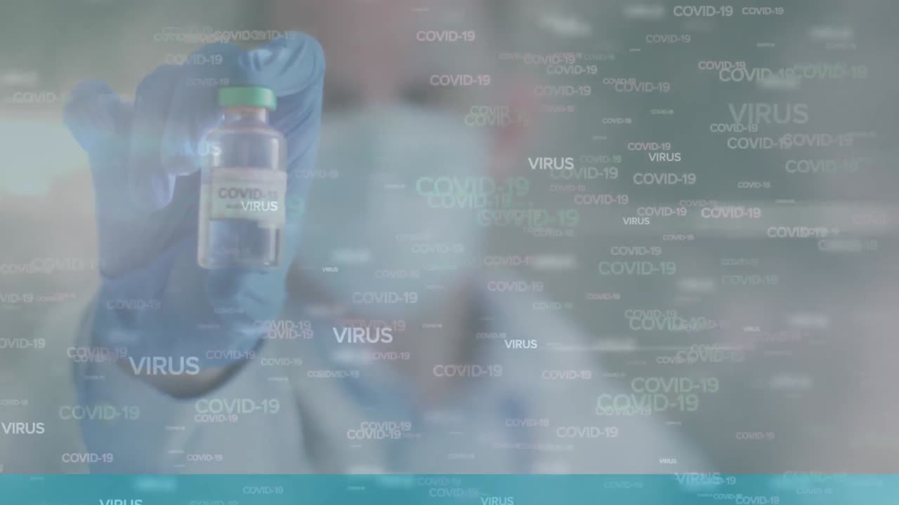animación de las palabras covid 19 y virus con un médico masculino sosteniendo un vial de vacuna