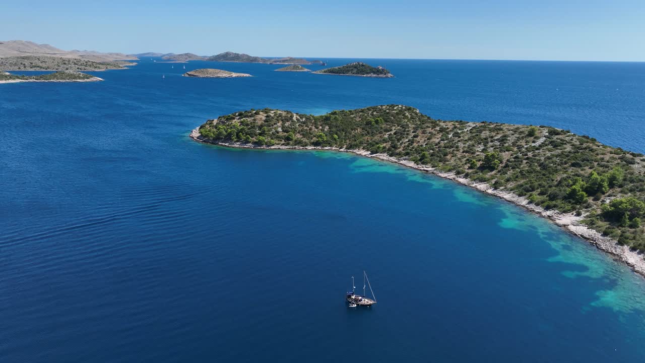 Barche a vela sul paesaggio marino nell'isola di Dugi Otok, Croazia. Ripresa aerea con drone